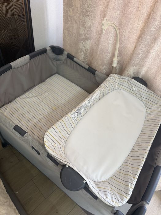Двухьярусную детскую кровать с матрасами