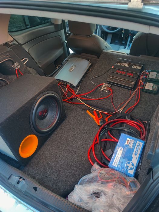 Efectuez montaj steluțe în plafon, subwoofer, amplifcatoare, boxe, cas