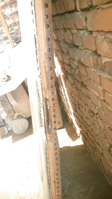 Здрава ,масивна ,тапицирана врата.