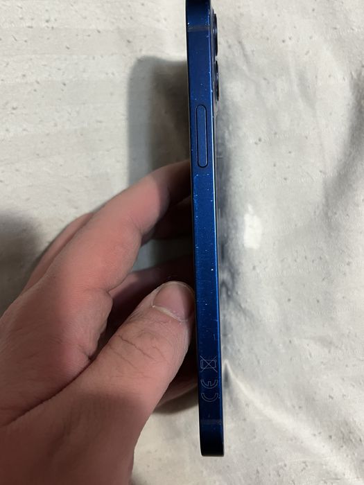 IPhone 12  64gb + кейс и зарядно