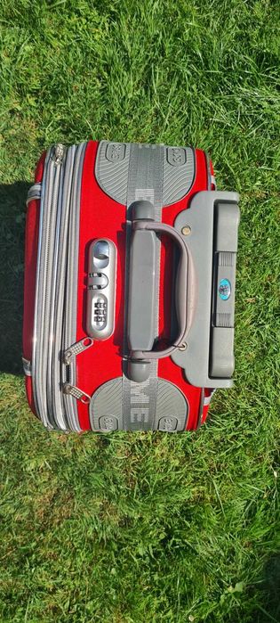 Valiză roșie – ușoară, rezistentă, cu roți