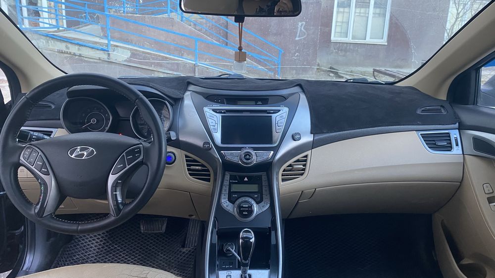 Hyundai Elantra 2012