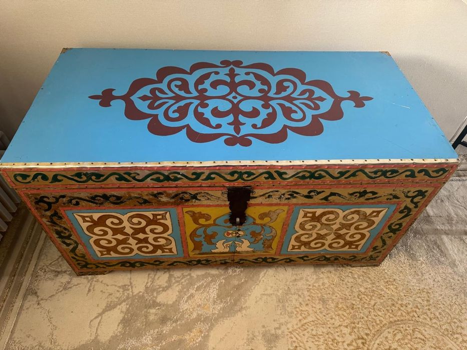 Сундук с орнаментами