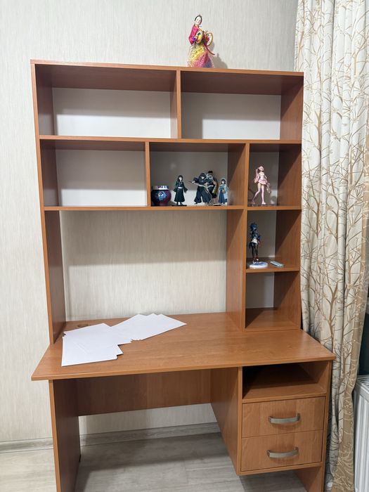 Стол письменный, коричневого цвета