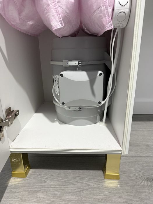 Mese,masa  de maniciura cu aspirator inclus