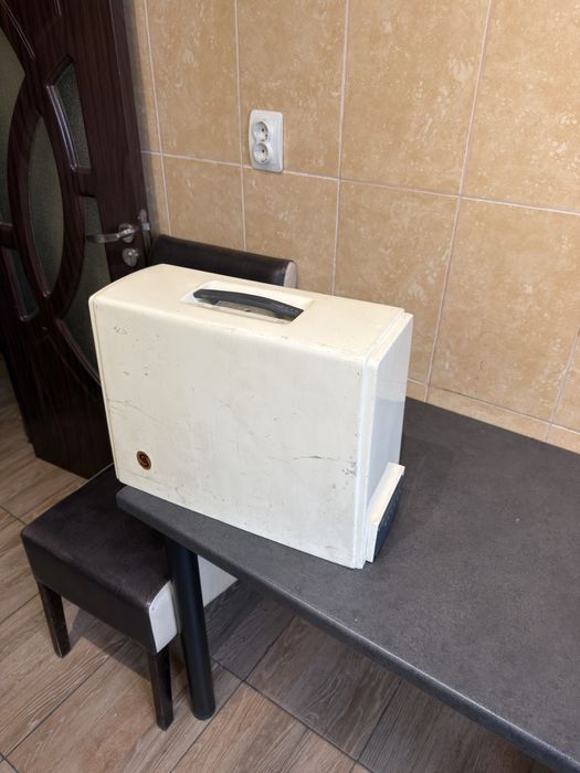 Masina de cusut surfilat si butoniere SINGER coase la gros