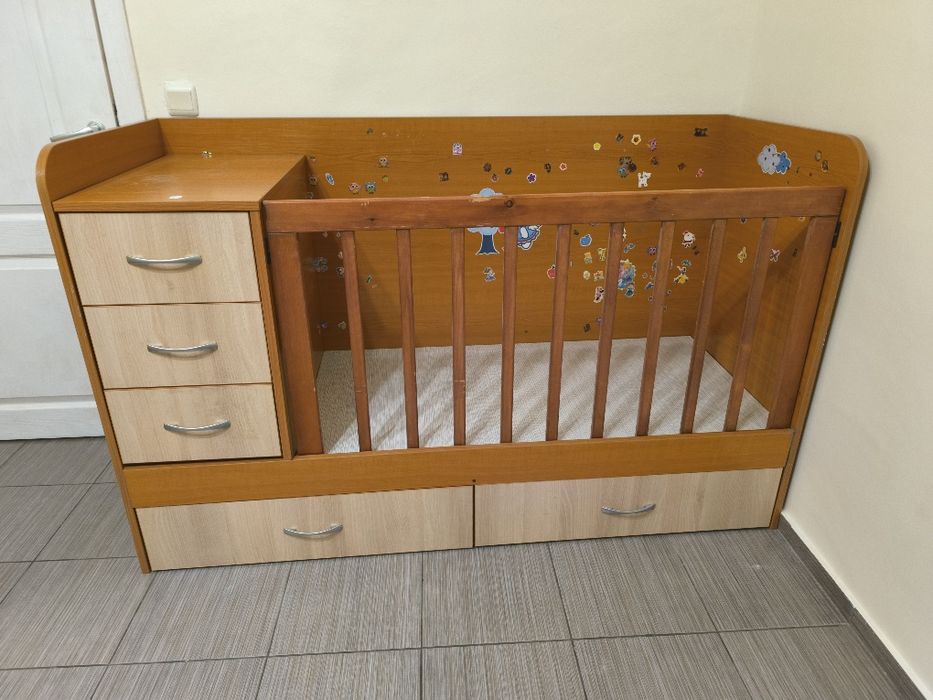 Детско легло 2 в 1 / Бебешка кошарка с чекмеджета