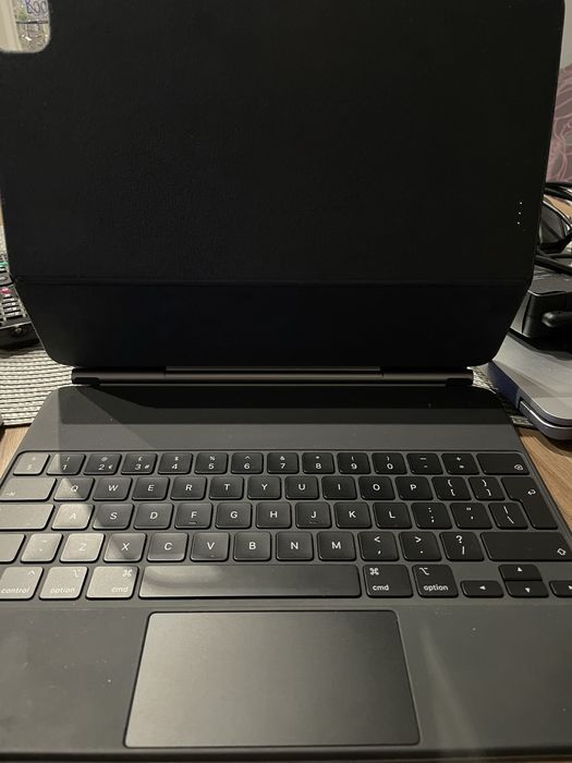 iPad Pro 12.9-inch (5th Generation) Wi-Fi+Cellular and Keyboard