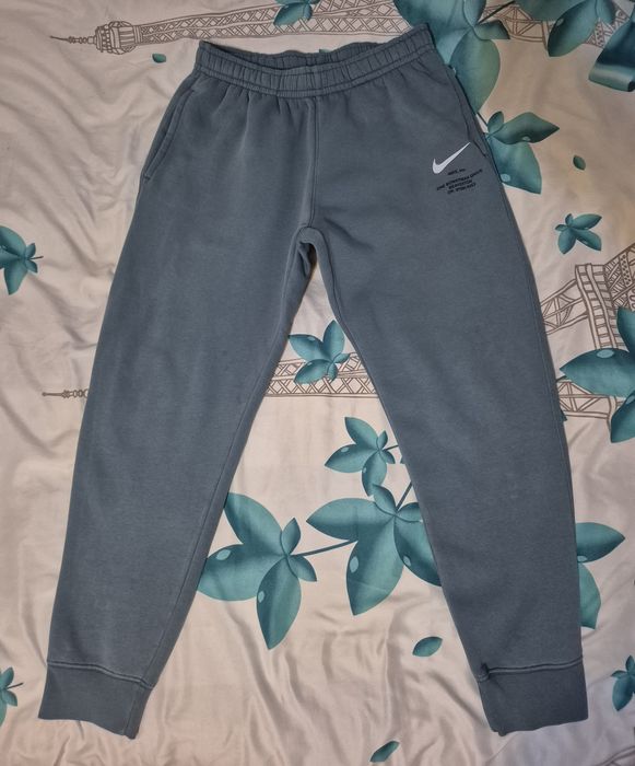 Vând pantaloni de trening