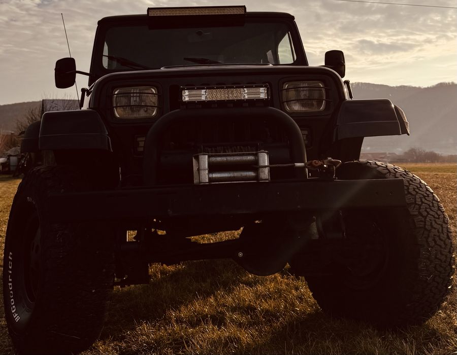 Vând Jeep Wrangler Yj 2.5 l benzina