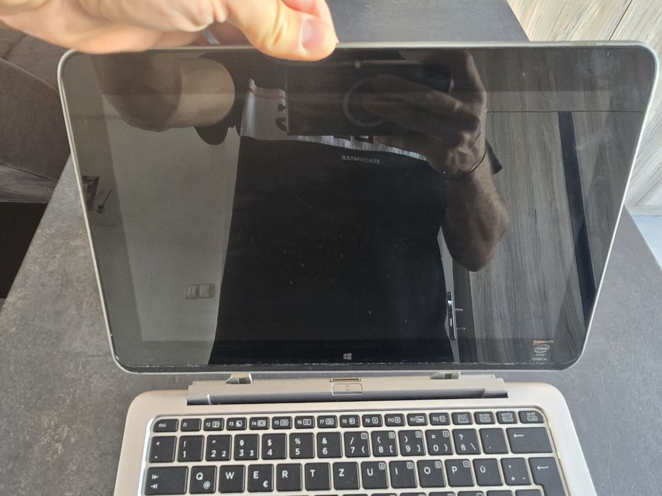 Продавам лаптоп НР Elite x2 1011 G1 с клавиатура Power Keyboard