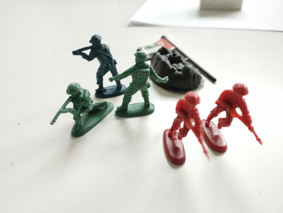 Игрушечные пластиковые солдатики
