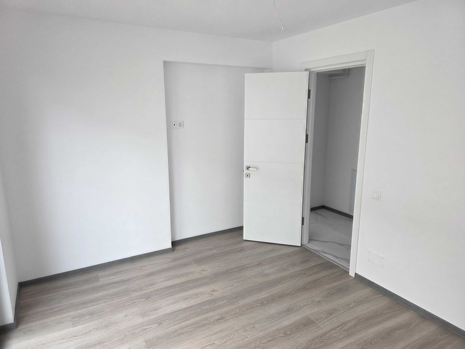 Apartament cu doua camere nemobilat in bloc nou central / Smeurei - parter inalt, doar pentru birouri