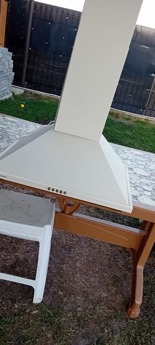 Hota Pyramis culoarea  unt bej deschis