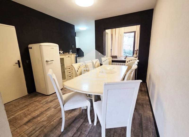 Луксозна къща с футболно игрище и СПА зона в с. Покровник