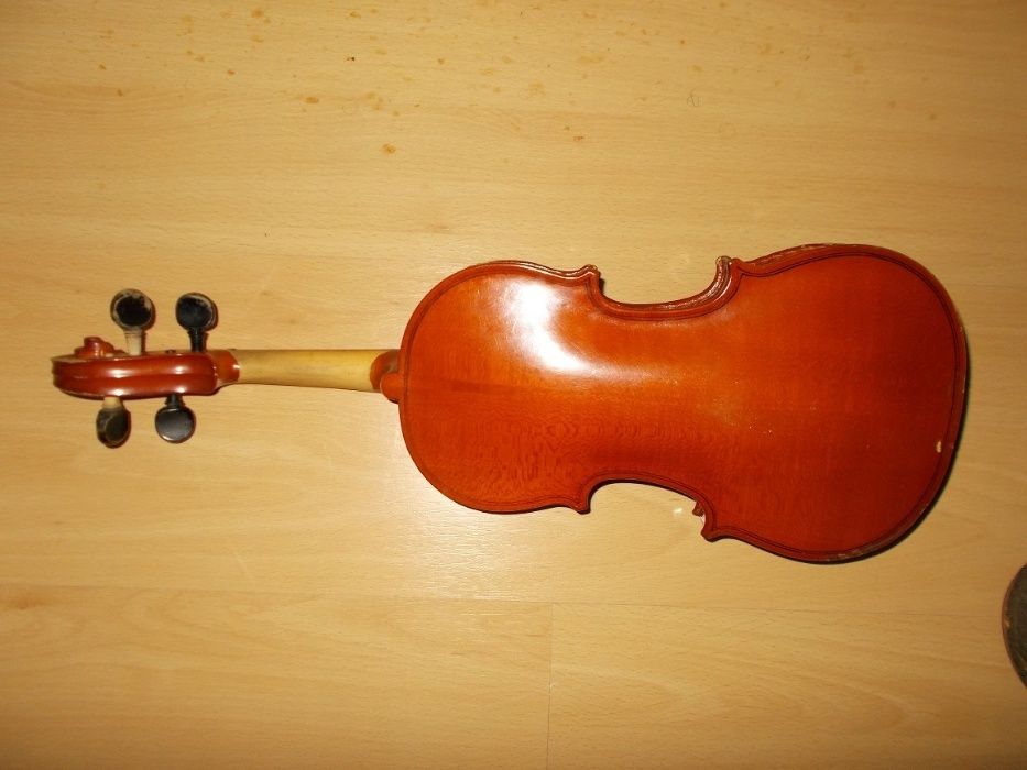 Vand vioara fabricata la Reghin la data de 6-12-1976 marimea 1/2!