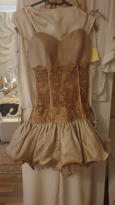 Нови луксозни парти рокли с етикет .