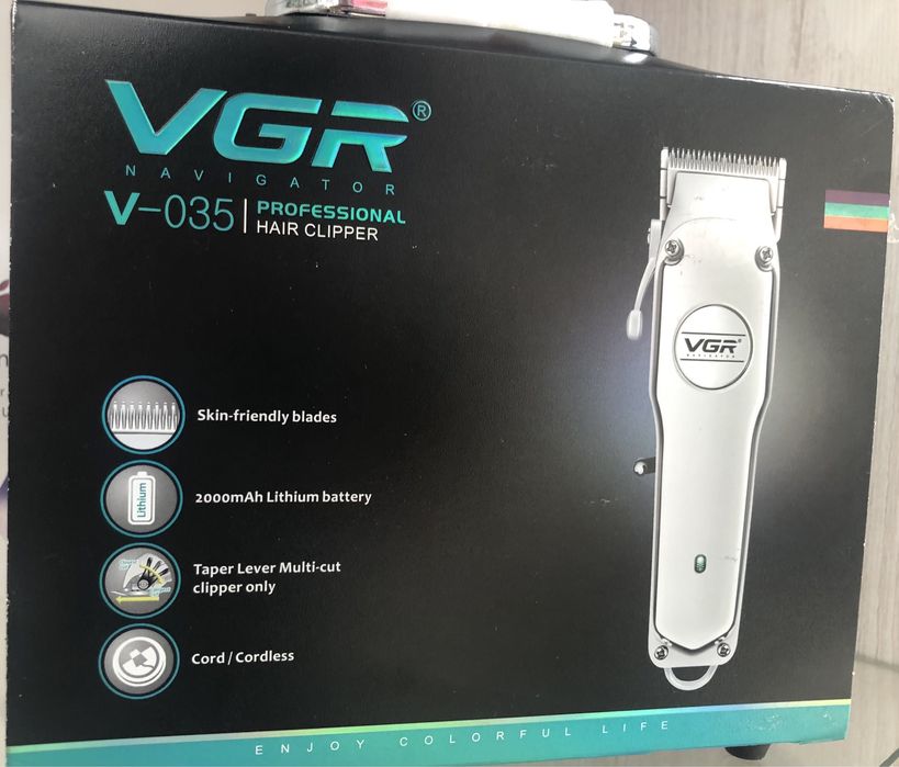 Профессиональная машинка для стрижки волос.