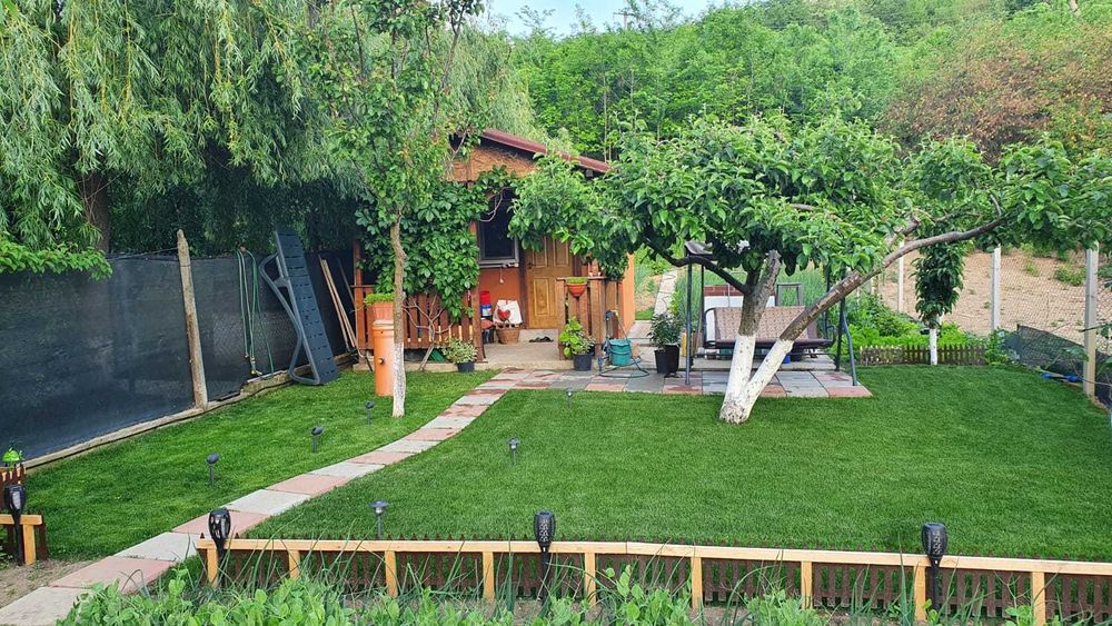 Vand apartament doua camere si teren