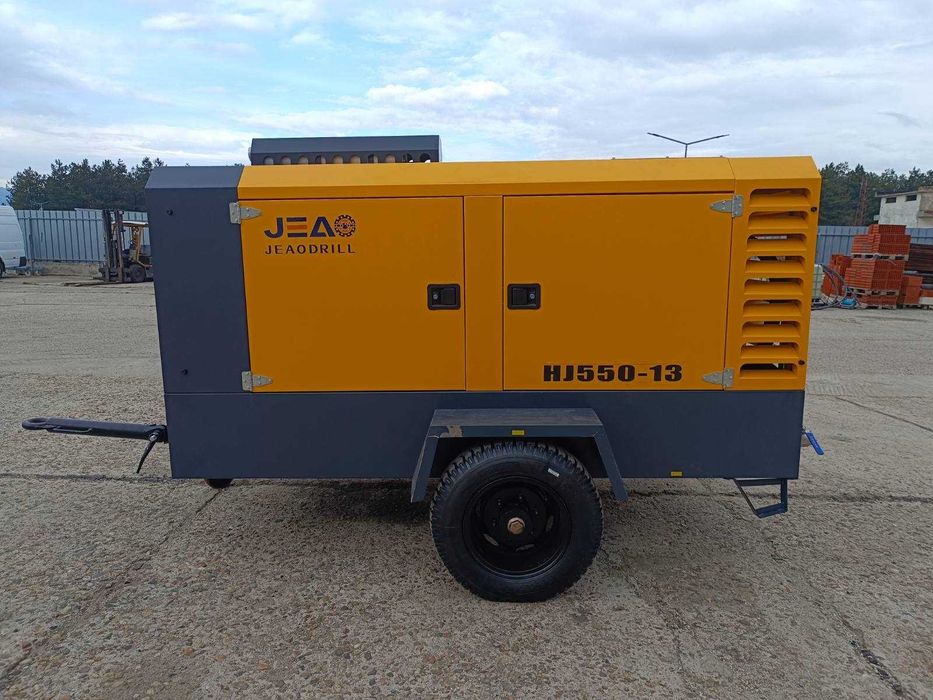 Продавам давам под наем мобилен винтов компресор