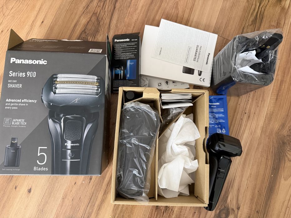 Panasonic Premium Shaver ES-LV9U-K803 със зарядна станция за почистване