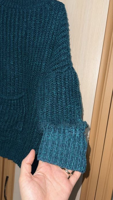 Зеленый вязанный свитер