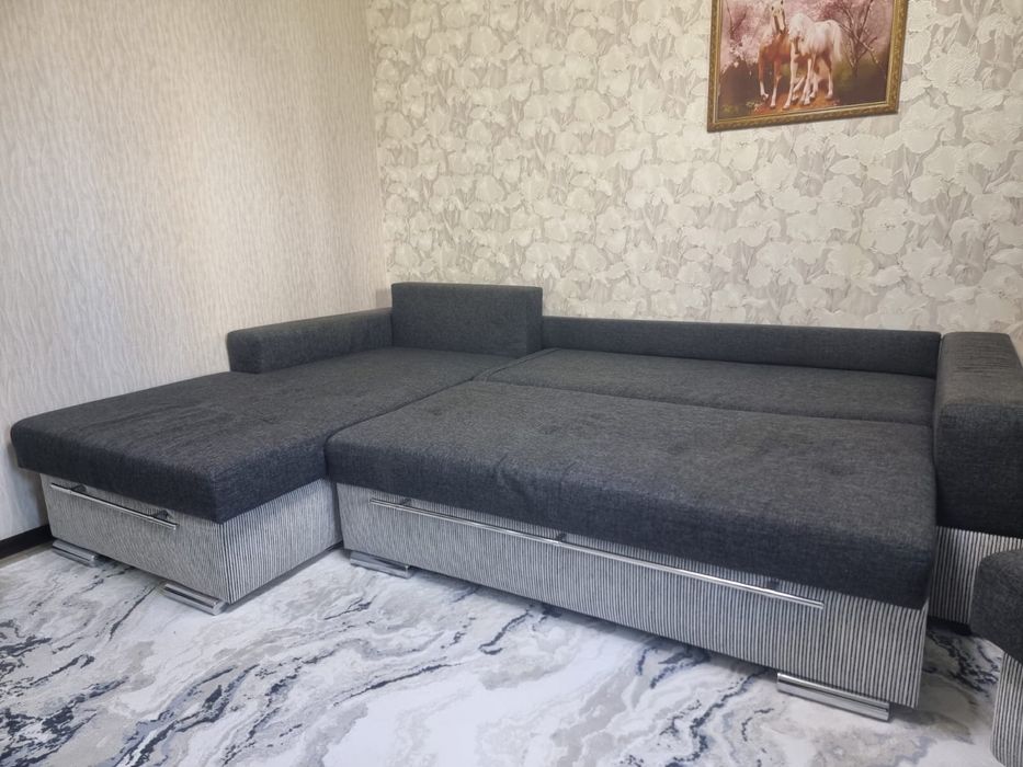 Продам угловой диван с пуфиком