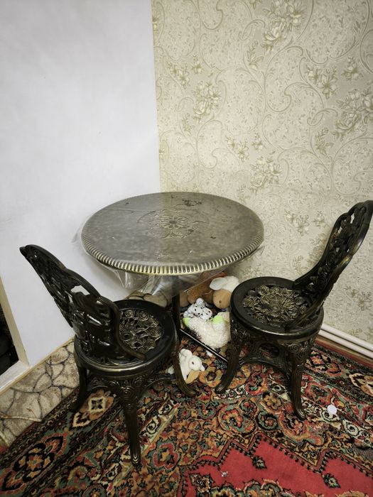 Стол и 4 стула в отличном состоянии