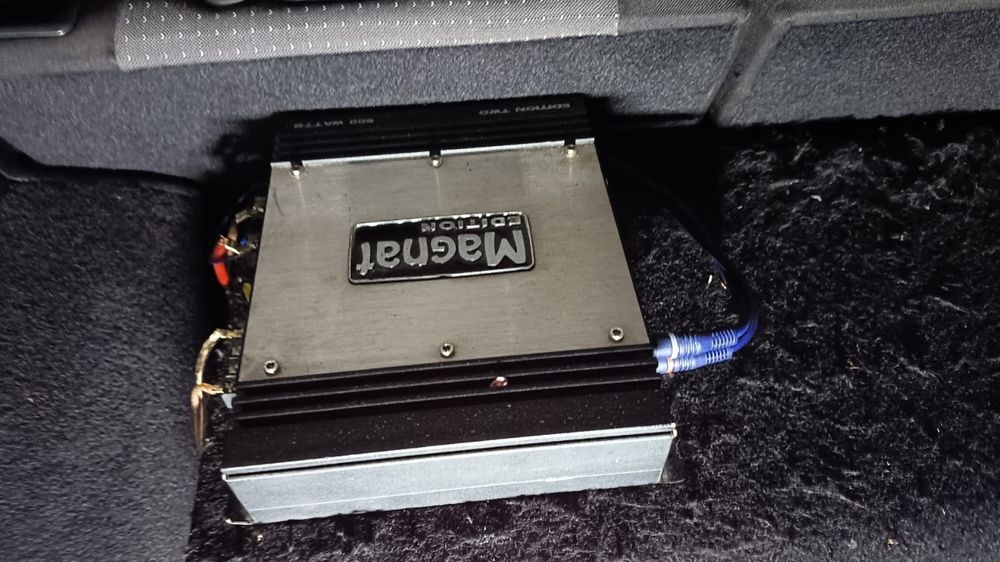 Subwoofer și stație de vânzare