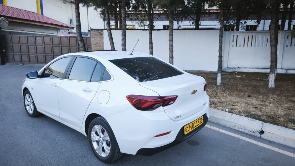 Chevrolet Onix Premier 2