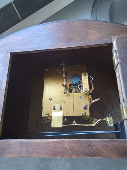 Se vinde ceas mecanic semineu anii 1960 perfect functional cu patina t