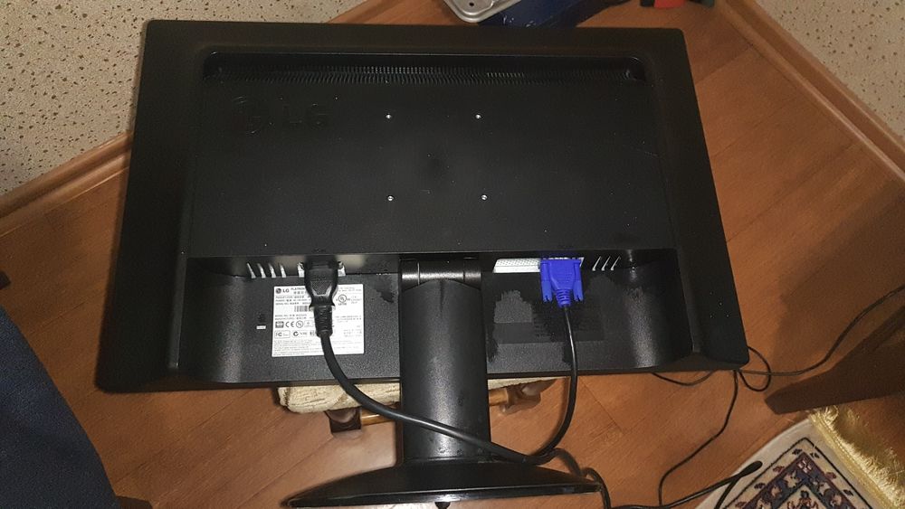 Монитор 22 дюйма LG.