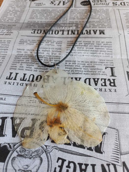 колиета от естествени орхидеи и теменужки