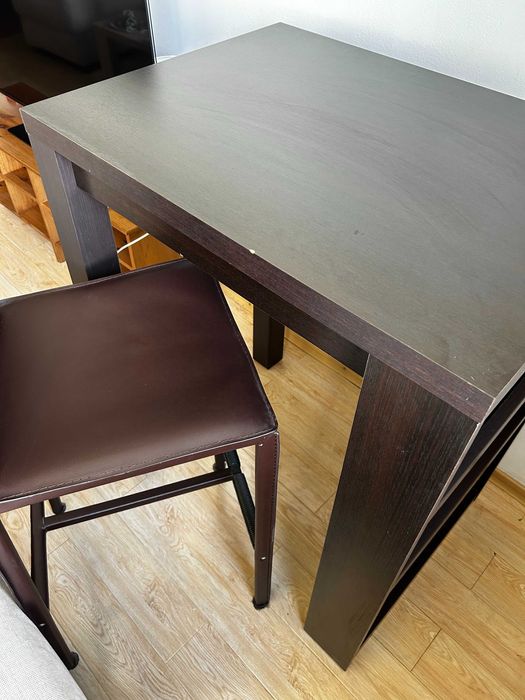 Mobilier compus din masa inalta si scaun inalt din piele ecologica