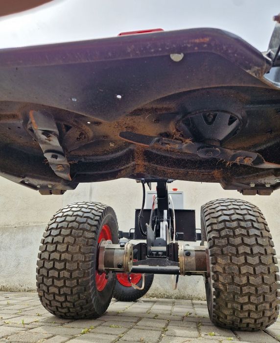 Robot pentru tuns iarbă cu telecomandă (tractor de tuns iarba)
