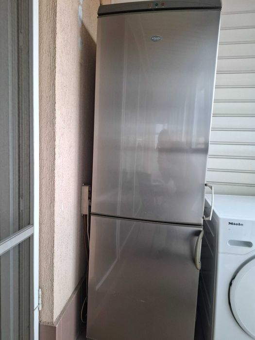 Продавам неработещ хладилник