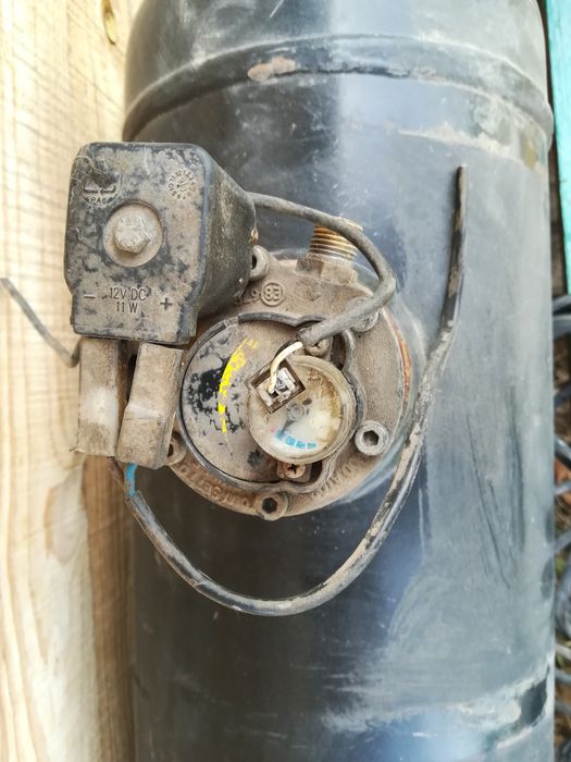 Газов инжекцион MG с бутилка която има още 6 години.