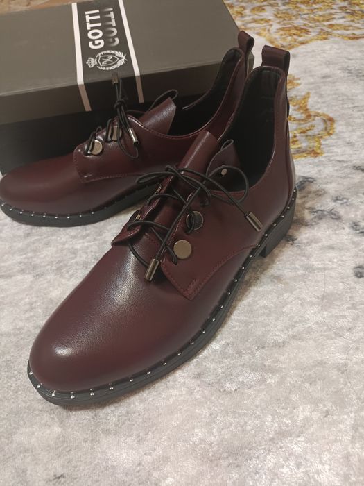 Продается новая женская ботинка