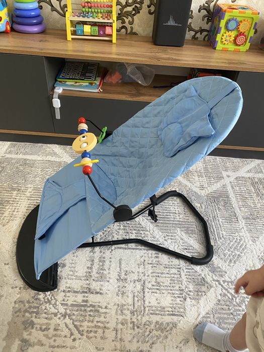 Продам детскую качалку и кенгуру