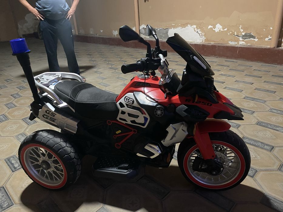 O'zi yuradigan motosikl 50-55 kg gacha bolalaga buladi zaryadkali