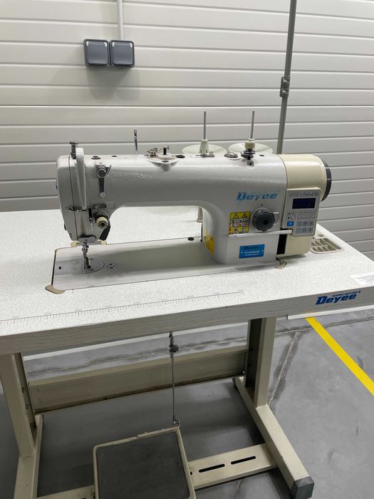 Продавам индустриална шевна машина Deyee DY-9400D4/B