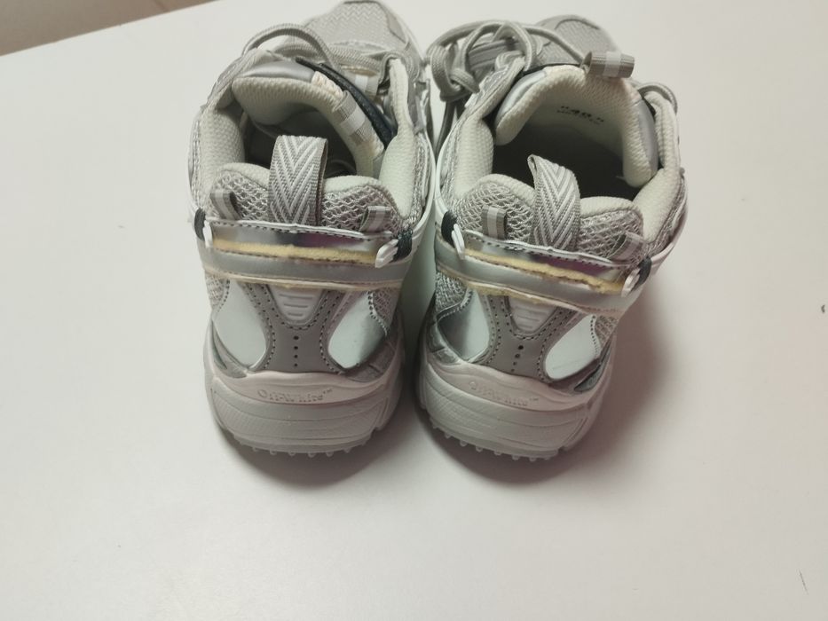 Спортивные кроссовки