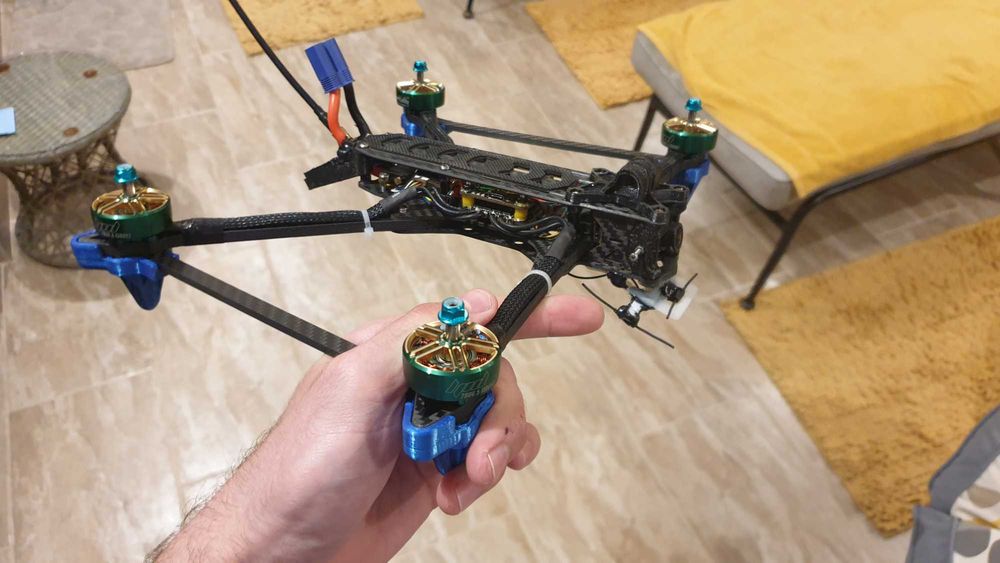 Realizez acumulatori li ion, repar scule, electronice.