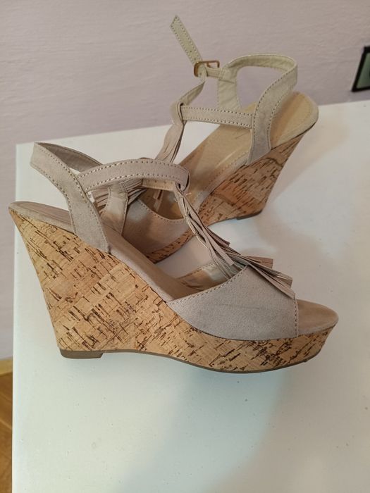 Сандали с платформа