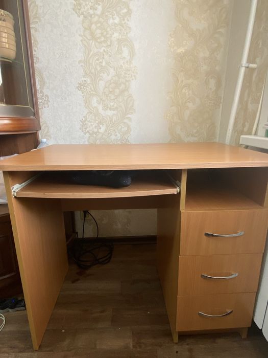 Пролам компьютерный стол.