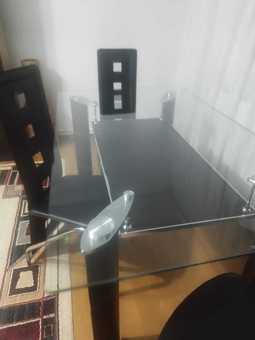 Masa de 6 persoane cu 4 scaune