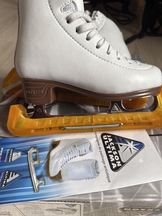 Профессиональные коньки для фигурного катания.