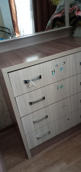 Мебель. Кровать с матрасом и комод.