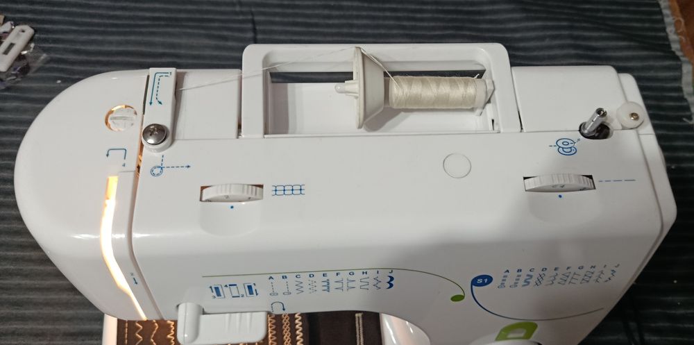 Mașina cusut Carina 8380