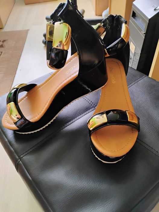 Дамски сандали в черно и златисто